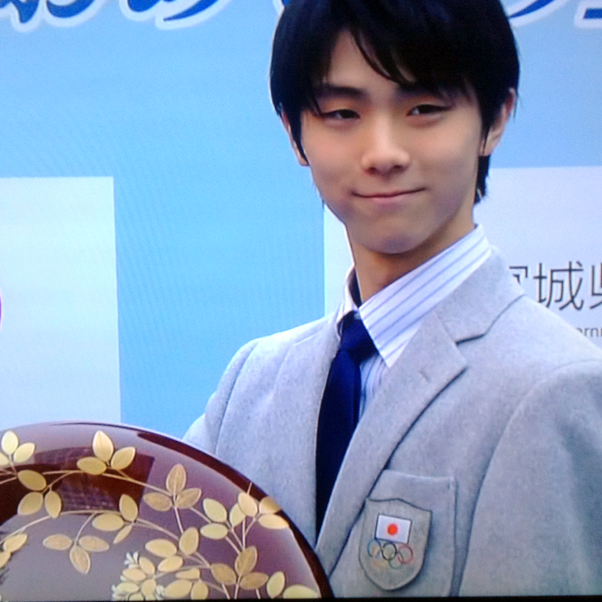 羽生選手に県民栄誉賞 玉虫塗の大皿が贈られました | 東北工芸製作所 